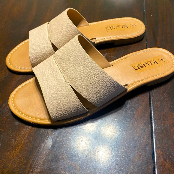 Beige flat sandals - Picture 2 of 3